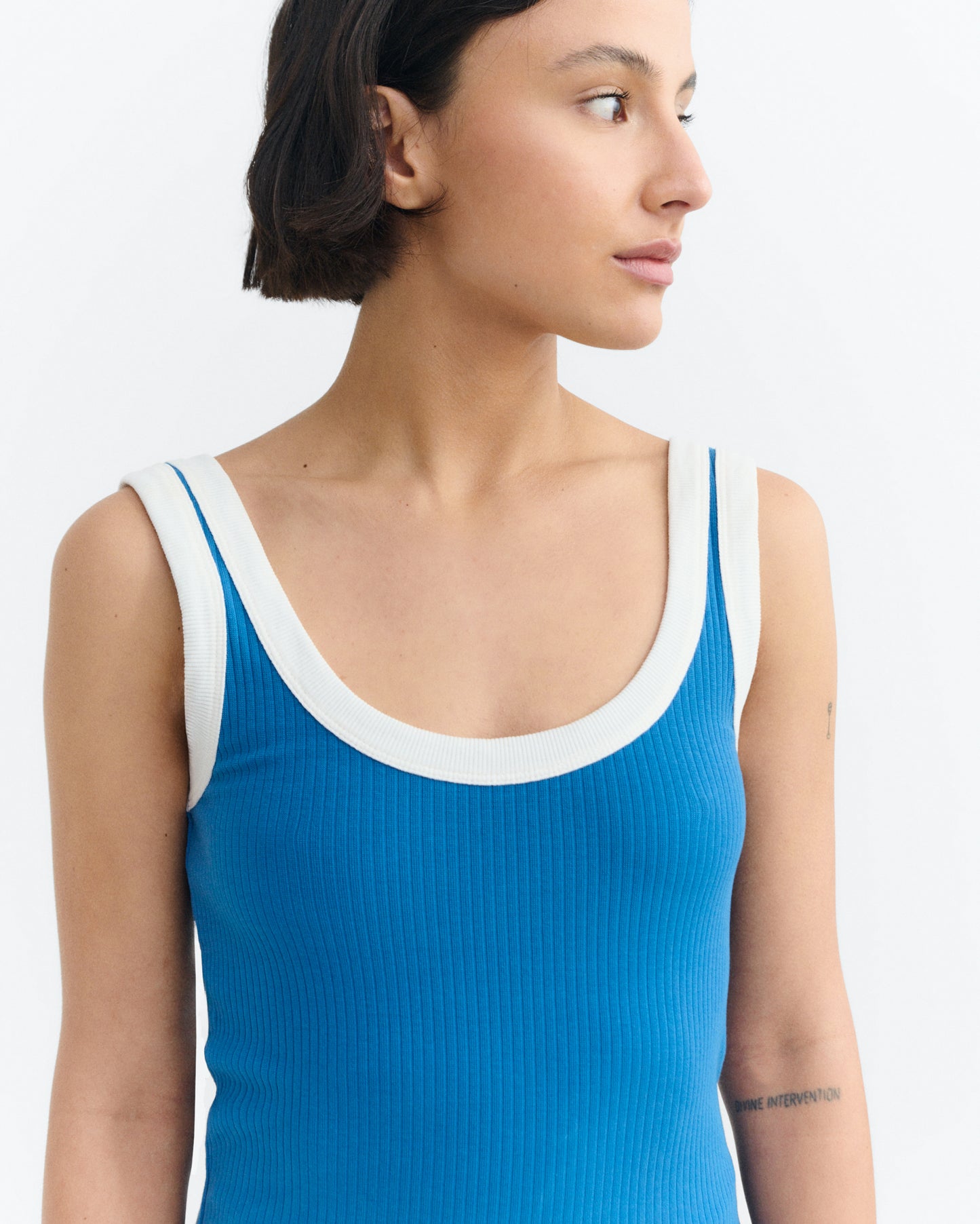 Top rib azul contraste blanco Julia sostenible - 3