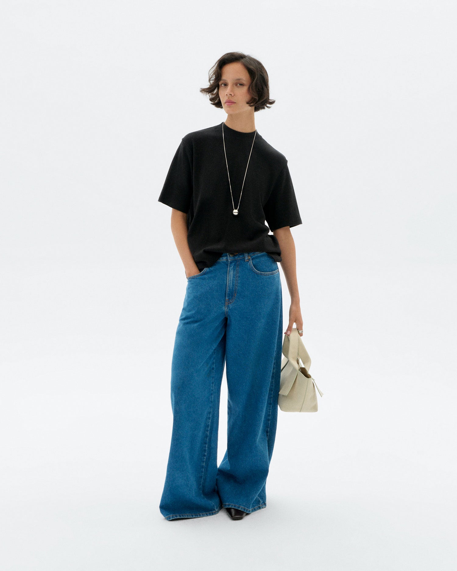 Aidin black t-shirt short sleeve sustainable hemp woman | Thinking Mu