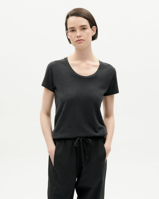 Camiseta ligera negra Hemp Regina sostenible -1