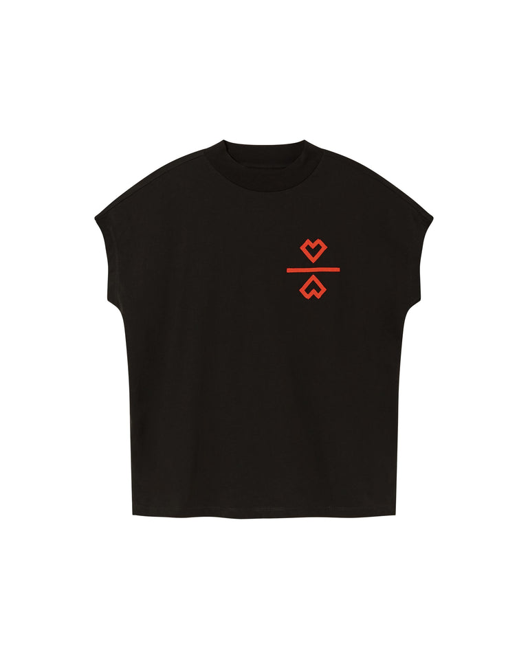 Camiseta parches negra 2 Hearts sostenible-foto silueta7
