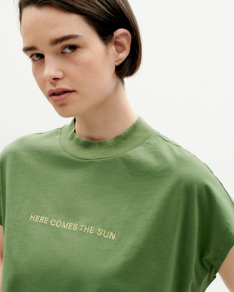 Camiseta verde Here comes the sun sostenible -3