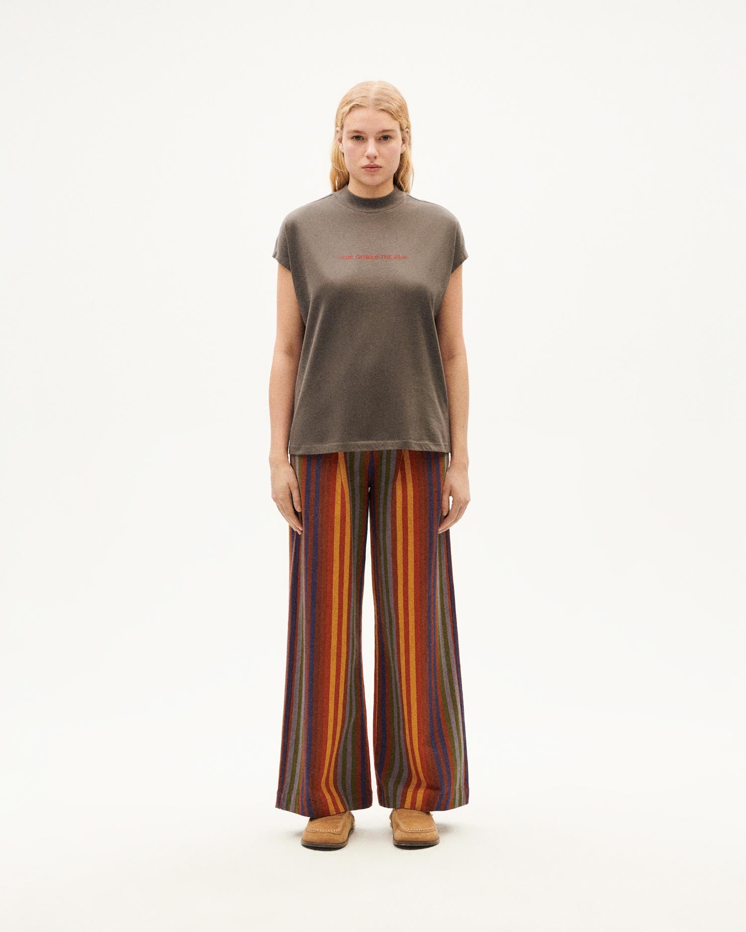 Camiseta gris Here comes the sun Volta sostenible-2