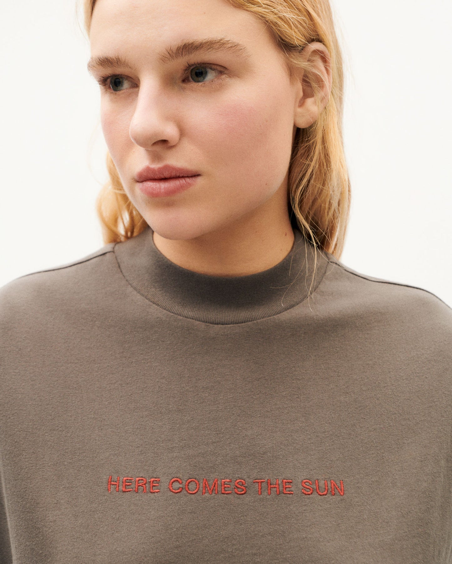 Camiseta gris Here comes the sun Volta sostenible-3