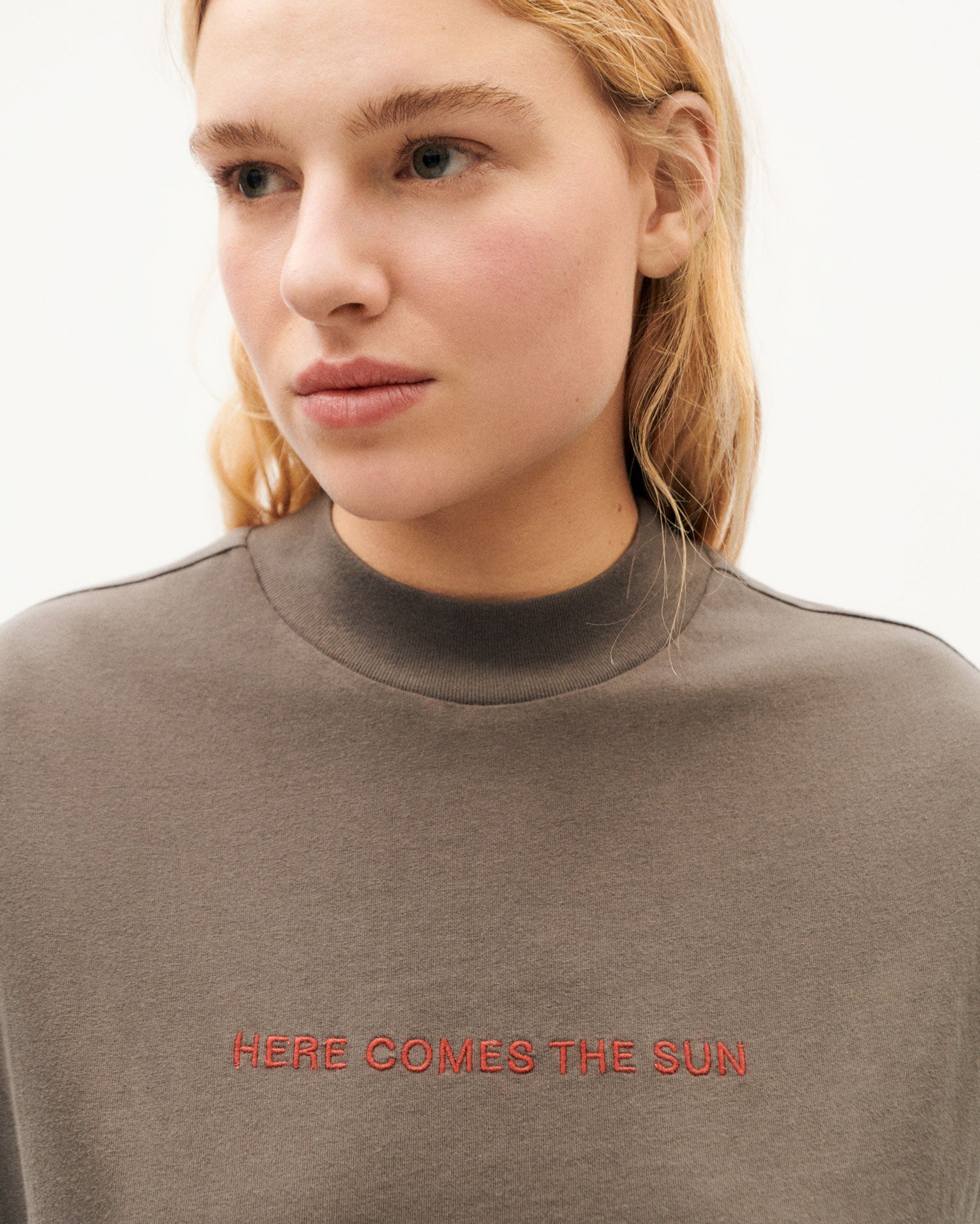 Camiseta gris Here comes the sun Volta sostenible-3