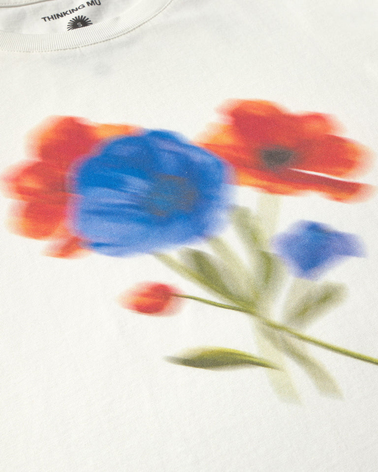 Camiseta blanca blurry flower Ida sostenible-silueta-2