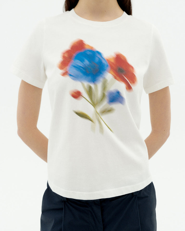 Camiseta blanca blurry flower Ida sostenible-2