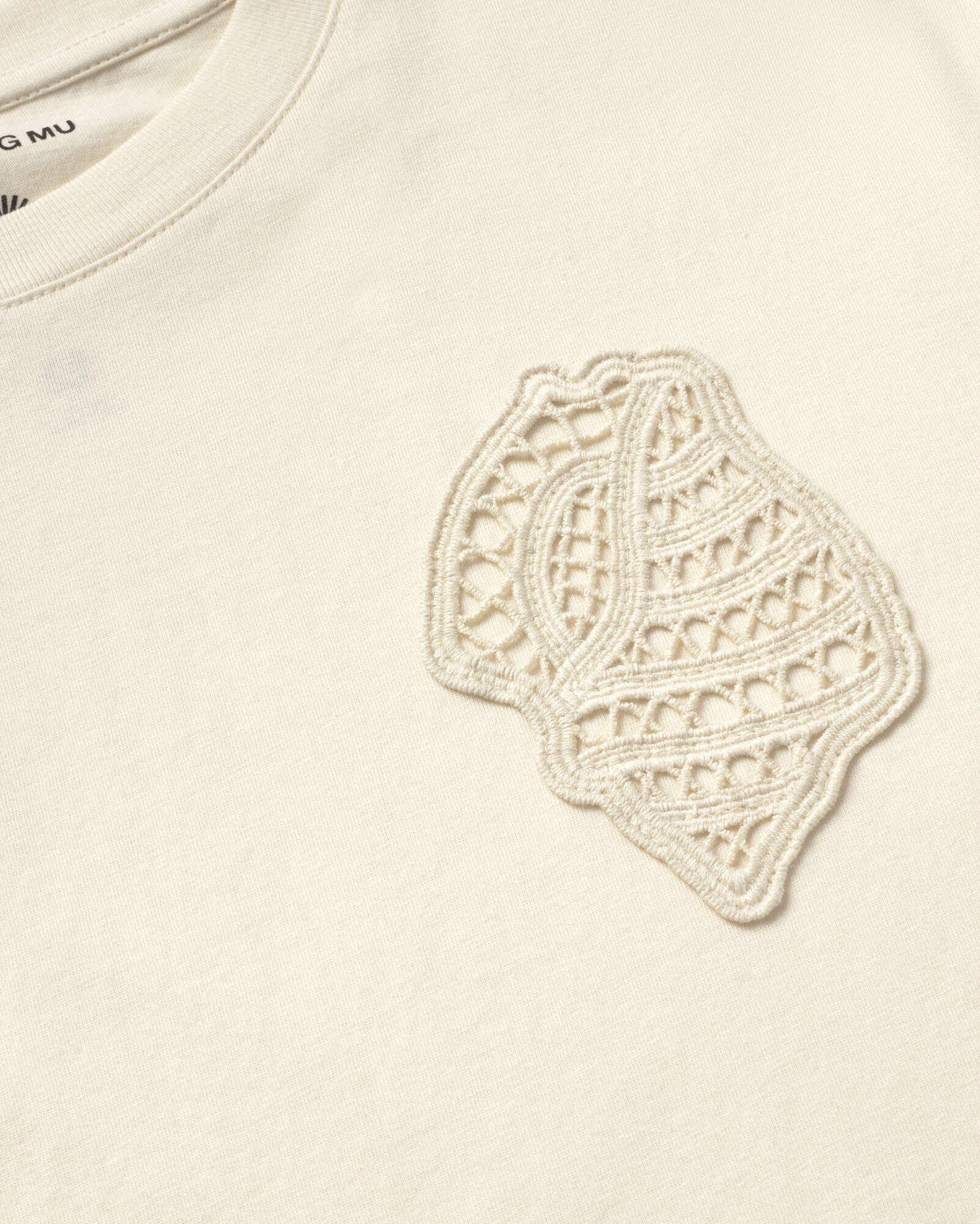 Camiseta patch bordado shell Lucia sostenible silueta - 2