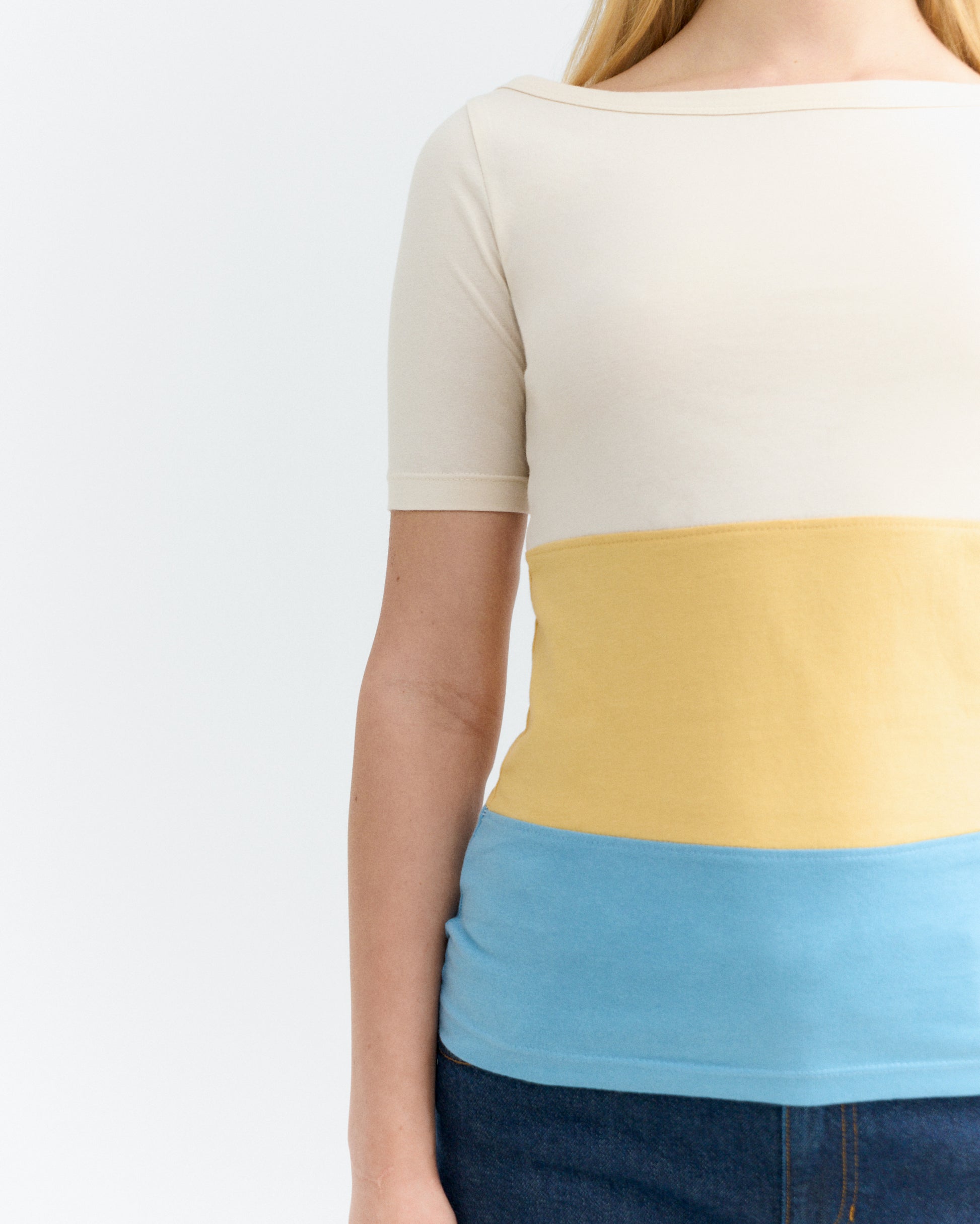Camiseta slim rayas amarilla y azul Zura sostenible - 3