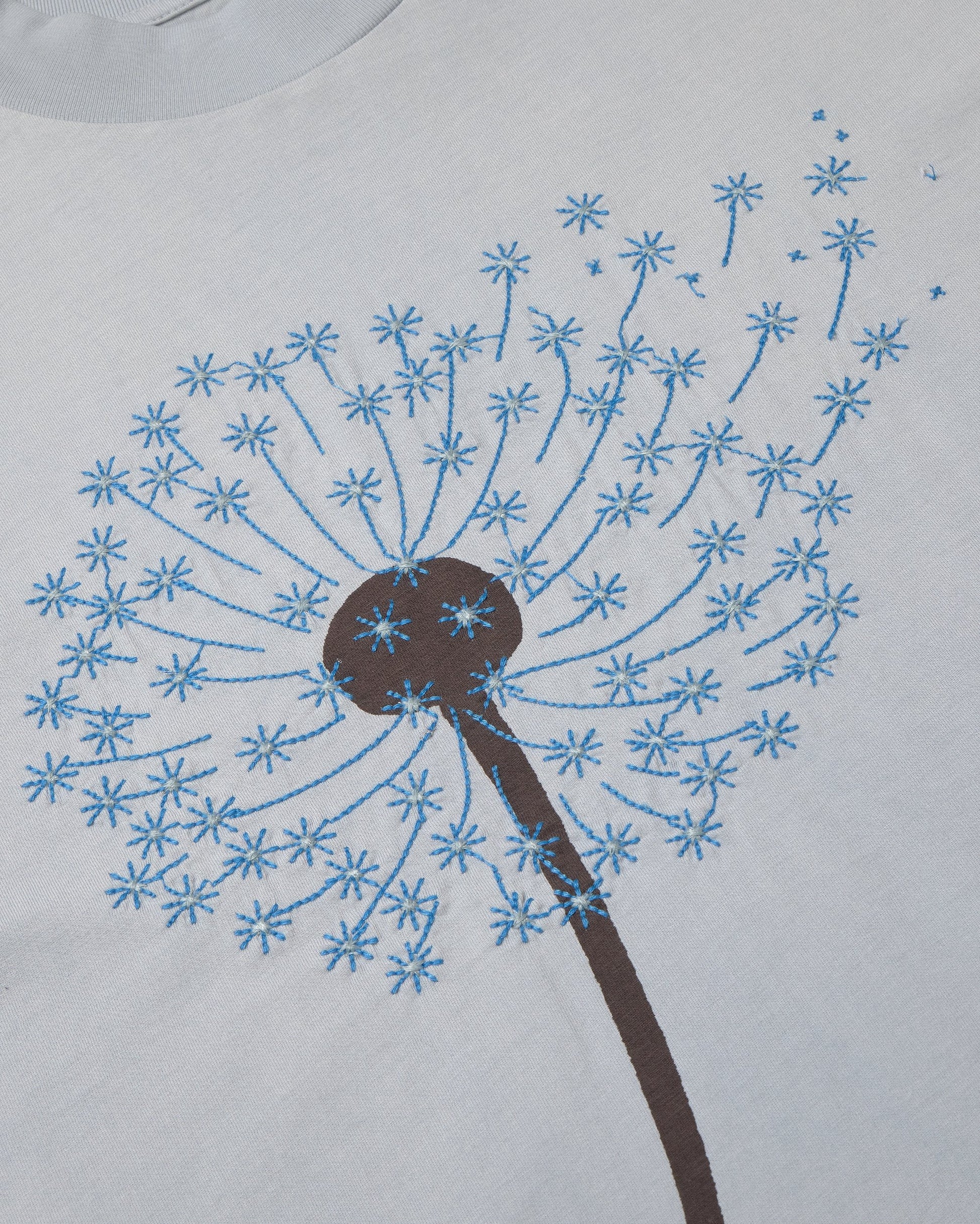 Camiseta bordada azul dandelion Volta sostenible silueta - 2