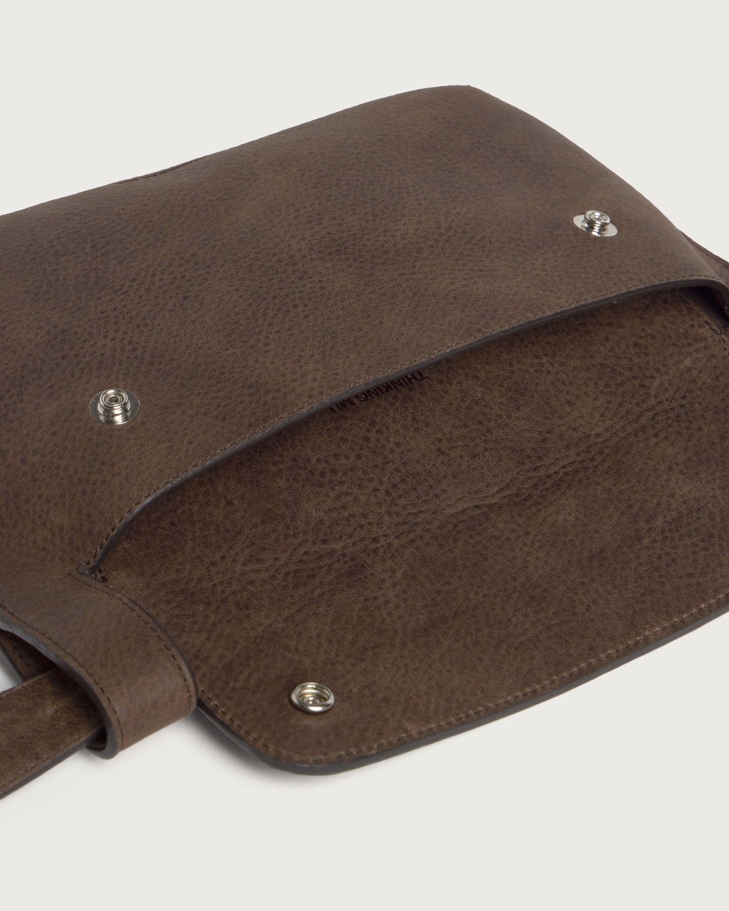 Riñonera marrón piel Brick sostenible - silueta 4