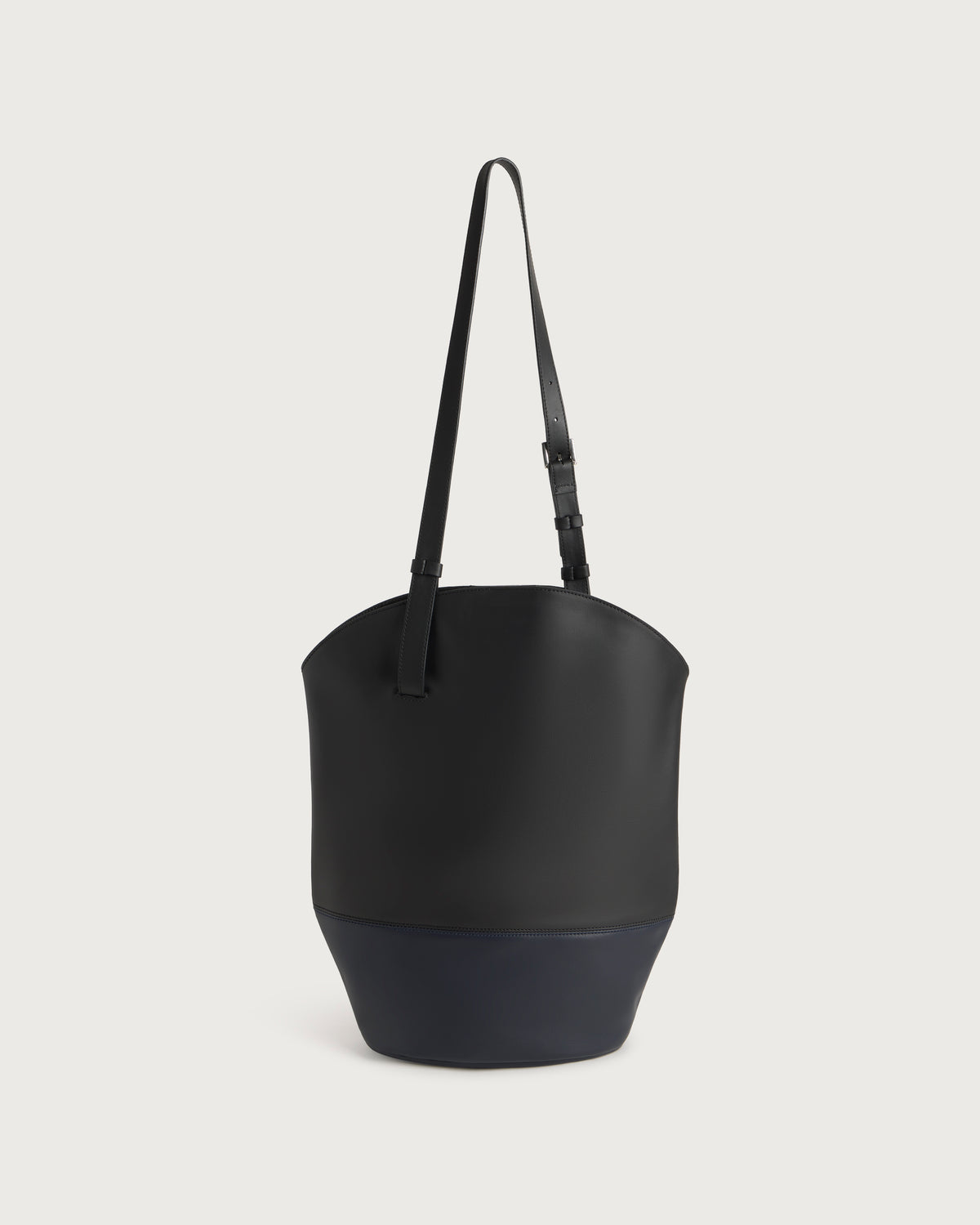 Bolso negro y navy piel Carolyn sostenible silueta - 3