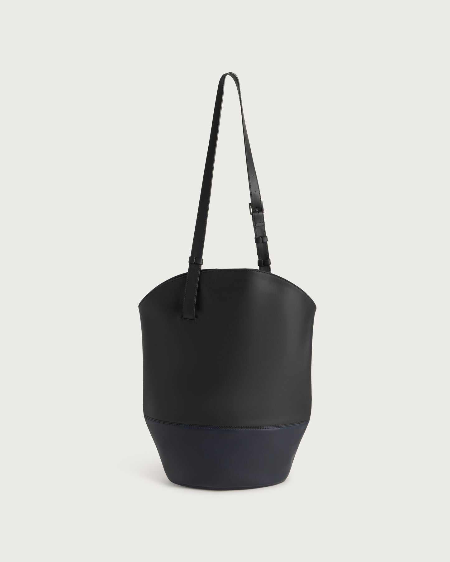Bolso negro y navy piel Carolyn sostenible silueta - 3