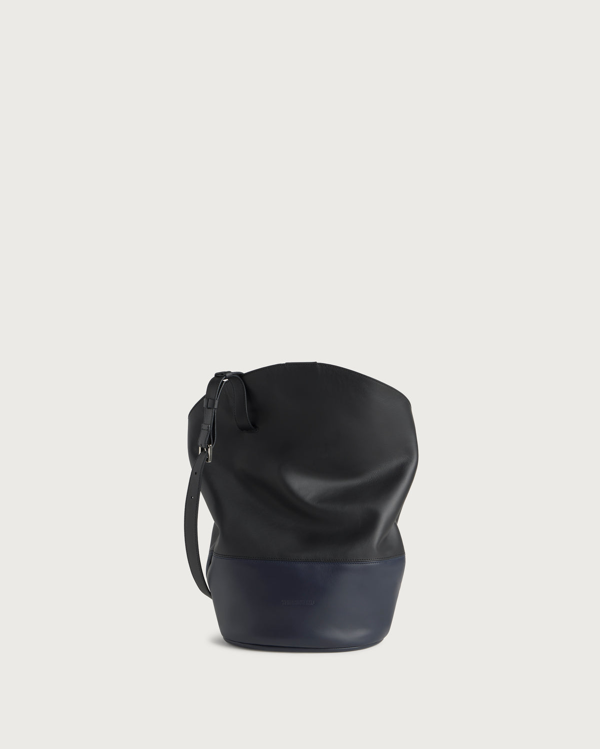 Bolso negro y navy piel Carolyn sostenible silueta - 6