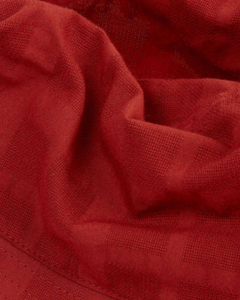 Gorro rojo cuadrito Yelle sostenible -silueta2