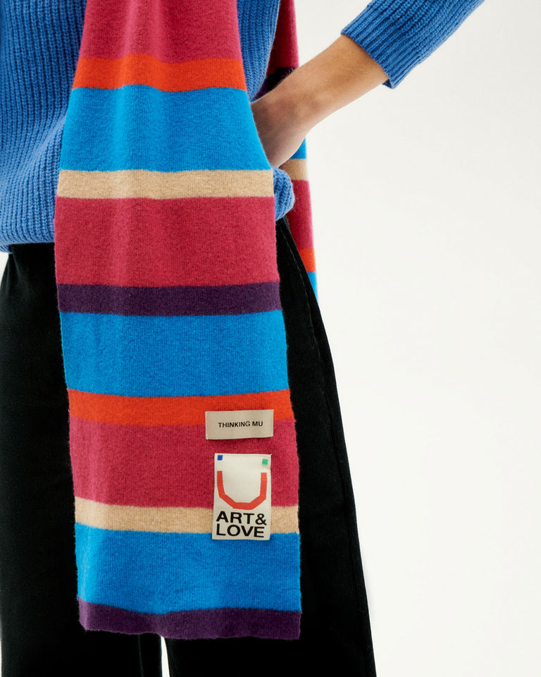Bufanda multicolor azul rayas lana merino Mel sostenible-foto silueta3