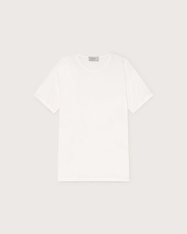 Camiseta blanca parche Sol sostenible-foto silueta5