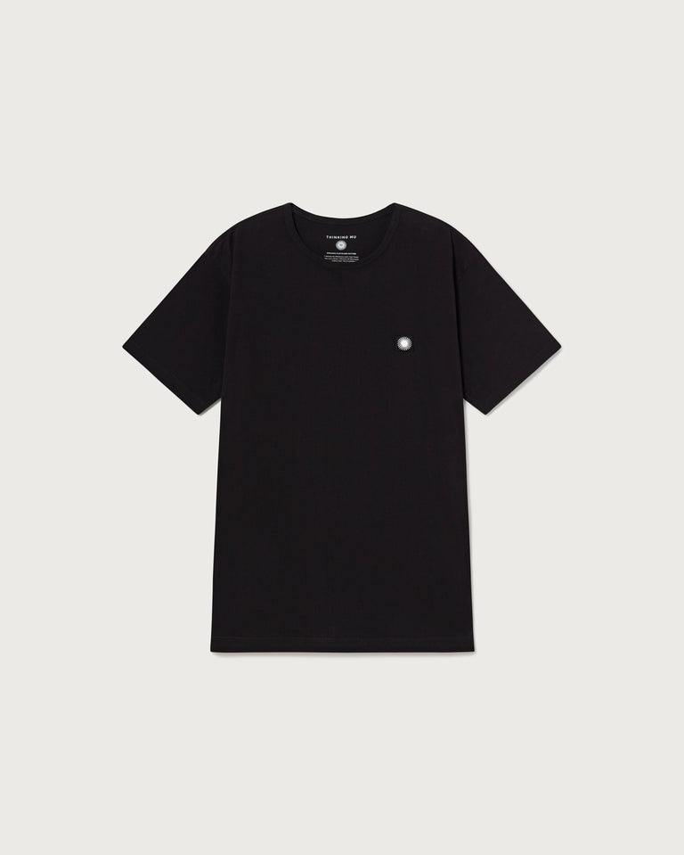 Camiseta negra Sol crudo sostenible-delantera-foto silueta4