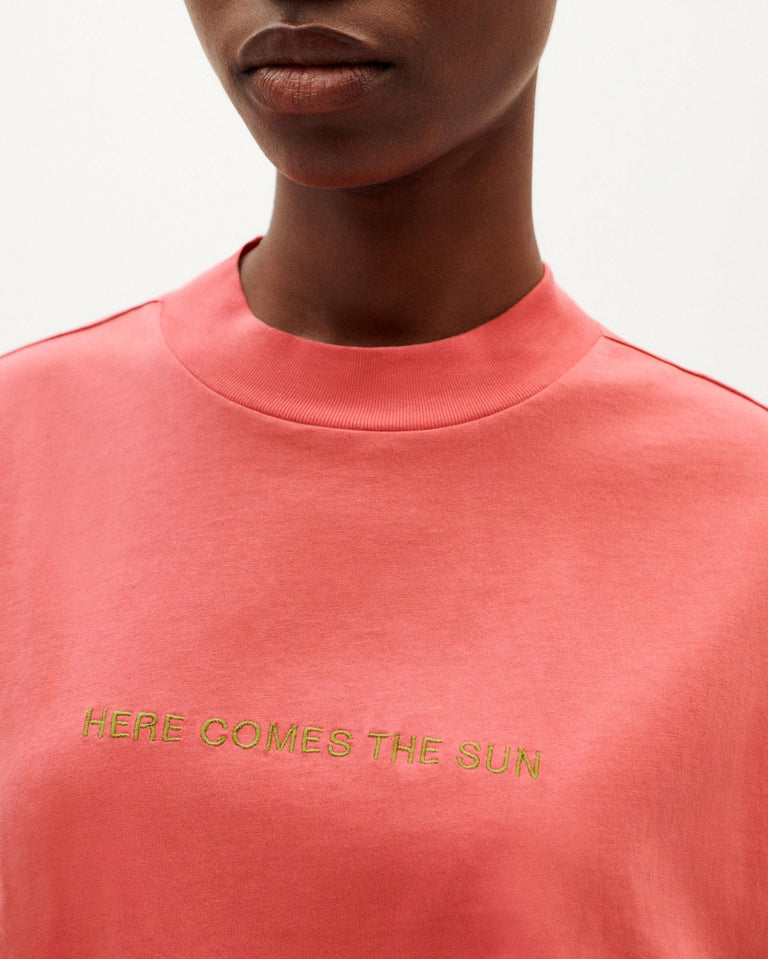 Camiseta rosa Here Comes The Sun sostenible-2