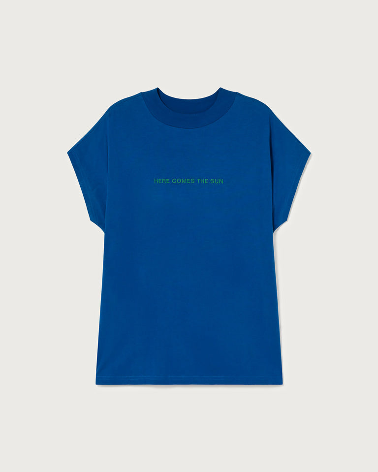 Camiseta azul Here Comes The Sun sostenible-foto silueta5