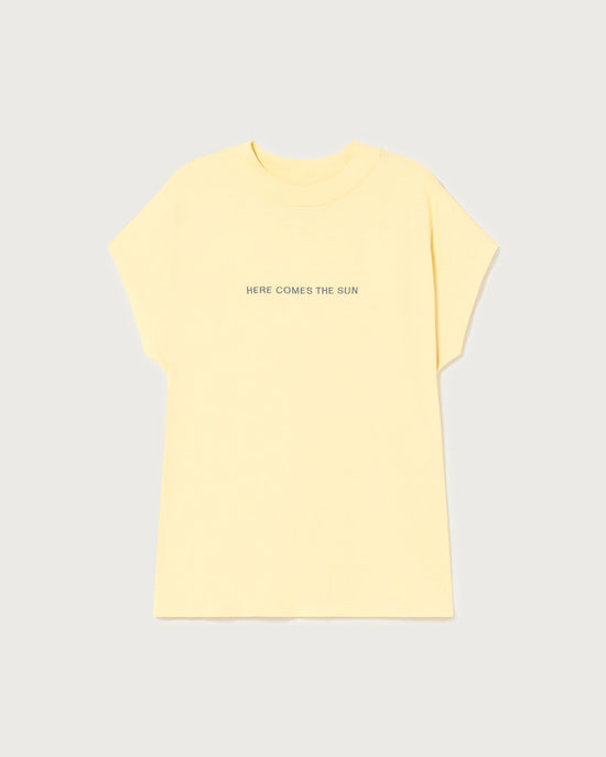 Camiseta amarilla Here Comes The Sun sostenible-foto silueta5