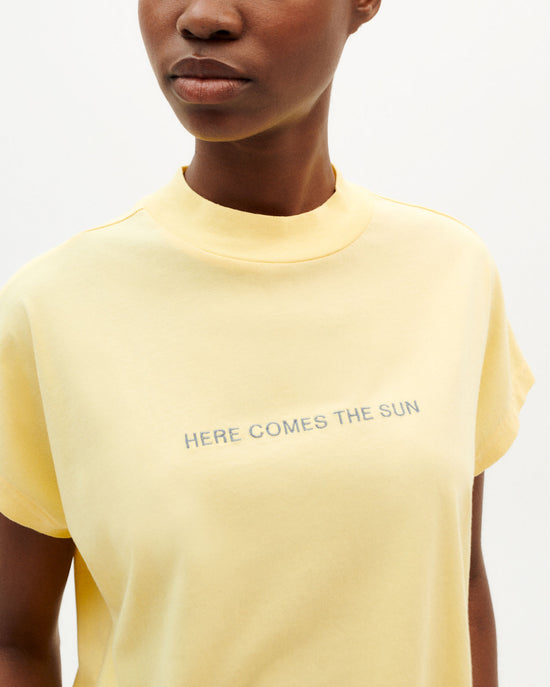 Camiseta amarilla Here Comes The Sun sostenible-2
