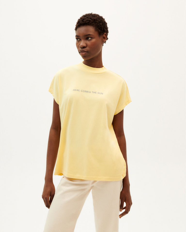 Camiseta amarilla Here Comes The Sun sostenible mujer